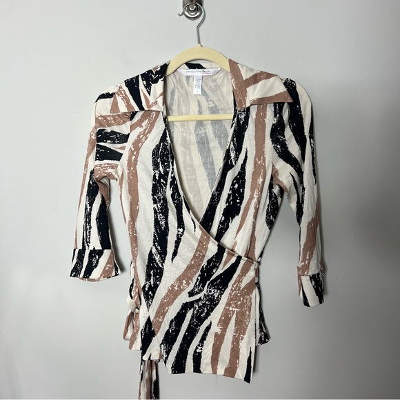 Diane Von Furstenberg DVF Silk Wrap Top Shirt Blouse Patterned Size 8 589 - Picture 1 of 9